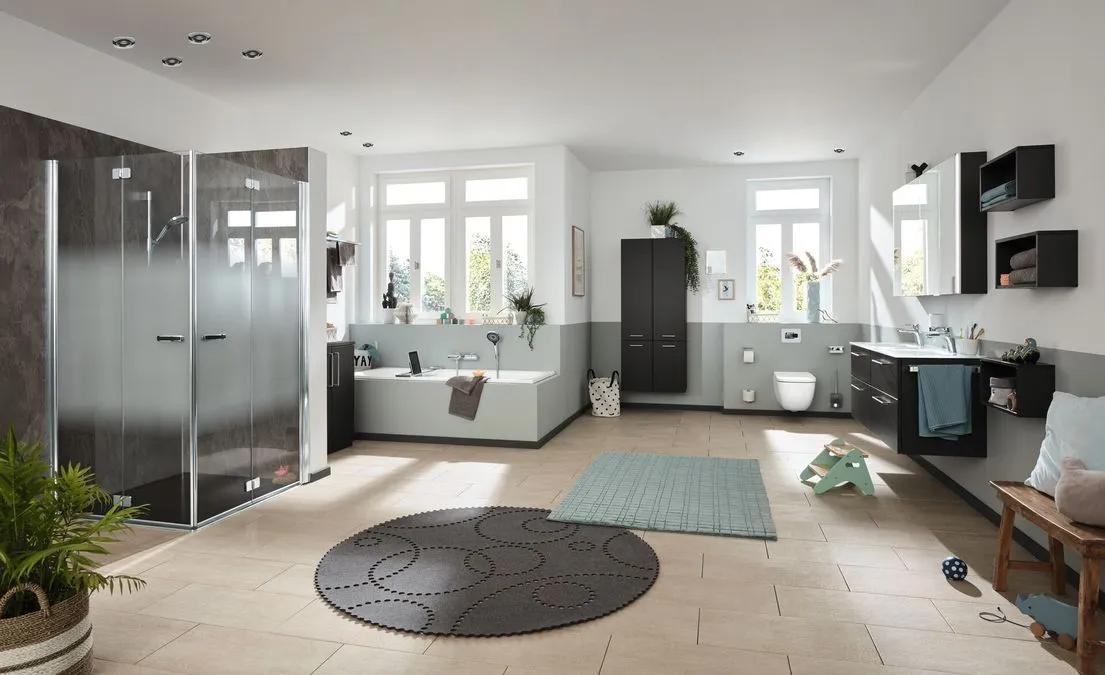 Modernes Badezimmer mit Dusche, Badewanne und hellen Fliesen