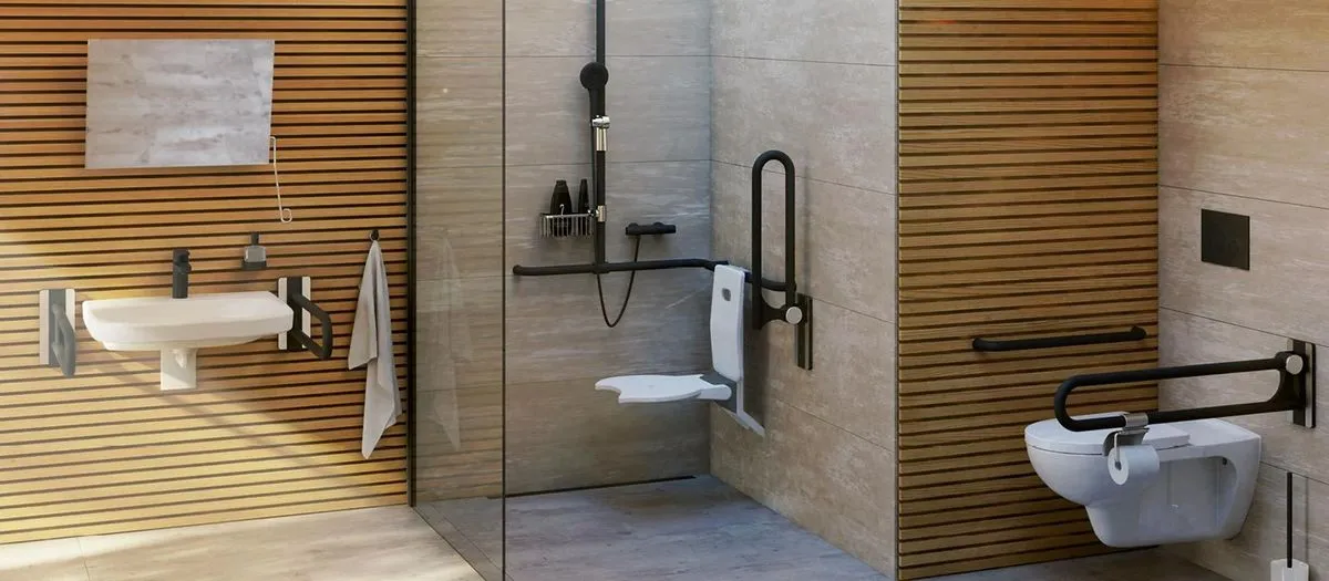 Barrierefreies Badezimmer mit bodengleicher Dusche und Haltegriffen